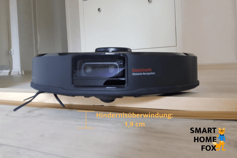 Roborock S6 MaxV переезжает через высокий порог